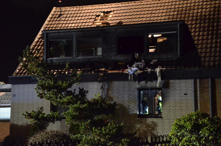 Feuer 4 Koeln Immendorf Giesdorfer Allee P375.JPG